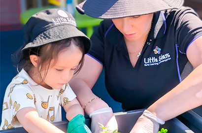 Qualified educator teaching children at Little Stars Ferntree Gully